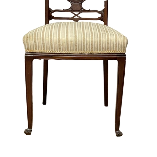 1052 - A pair of good quality Edwardian mahogany side chairs.