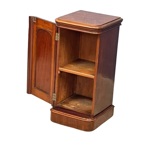 1054 - A good quality Victorian mahogany bedside cabinet with mirrored panel.  36x36x73cm