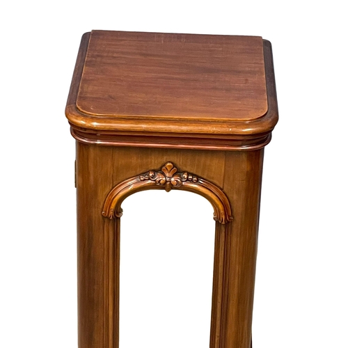 1054 - A good quality Victorian mahogany bedside cabinet with mirrored panel.  36x36x73cm