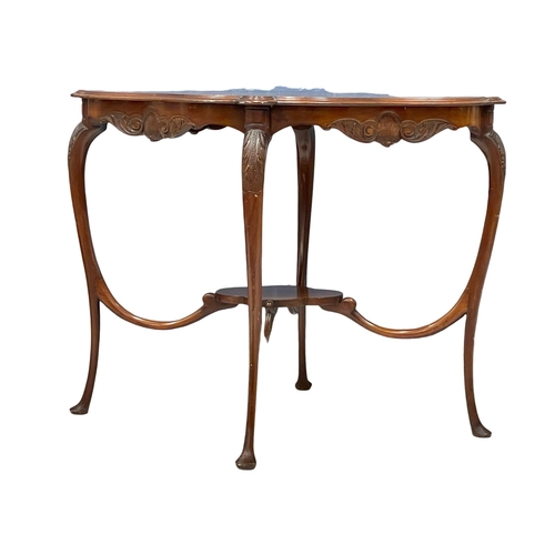 827 - An Edwardian walnut window table on Queen Anne legs. 93x70x72.5cm