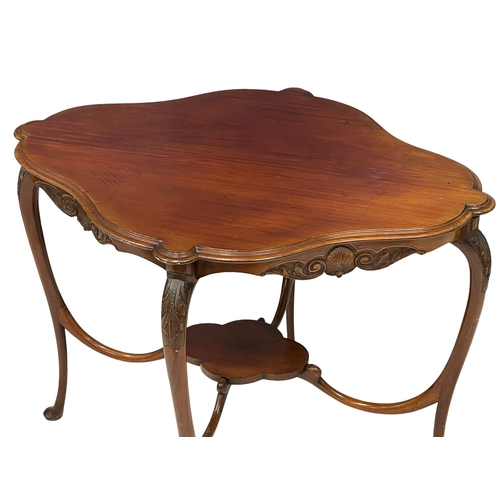 827 - An Edwardian walnut window table on Queen Anne legs. 93x70x72.5cm