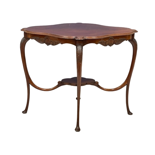 827 - An Edwardian walnut window table on Queen Anne legs. 93x70x72.5cm