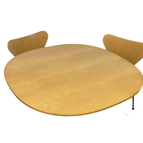 839 - A Danish Fritz Hansen table and 4 chairs. Chairs designed by Arne Jacobsen. Table designed by Piet H... 