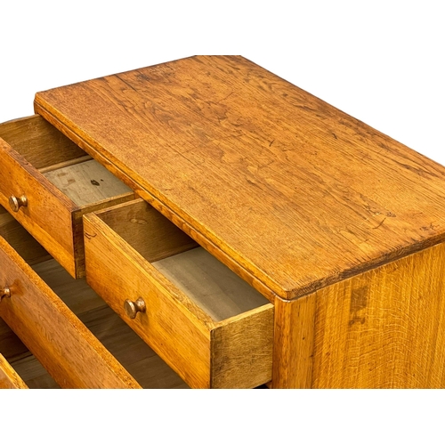 869 - An early to mid 20th century Heals style oak chest of drawers by Angus Menstrie. 91x50x82cm