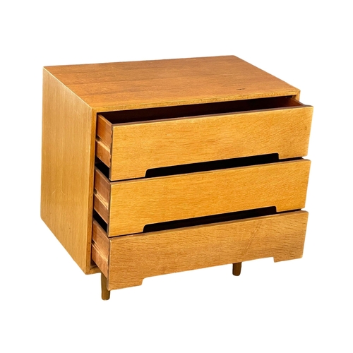 891 - A Mid Century oak ‘C-Range’ chest of drawers designed by John & Sylvia Reid for Stag. 76x46x74cm