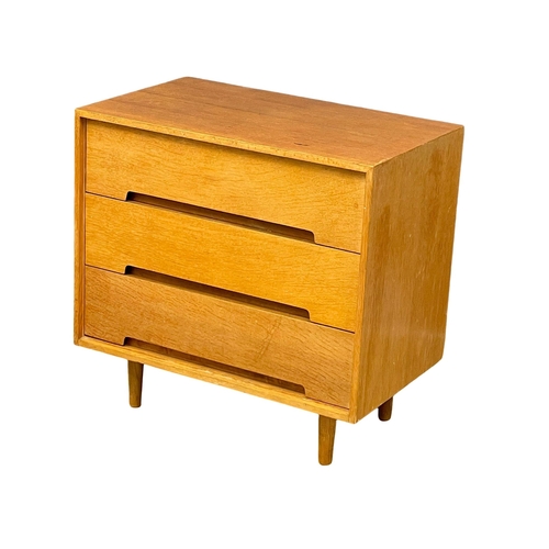 891 - A Mid Century oak ‘C-Range’ chest of drawers designed by John & Sylvia Reid for Stag. 76x46x74cm