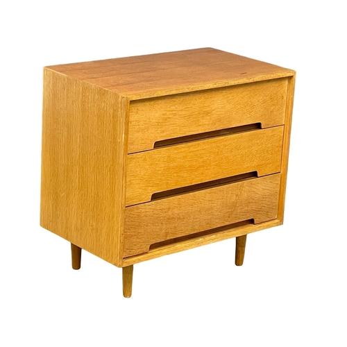 891 - A Mid Century oak ‘C-Range’ chest of drawers designed by John & Sylvia Reid for Stag. 76x46x74cm