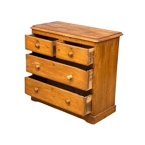 898 - A Victorian pine chest of drawers. 96x46x90cm