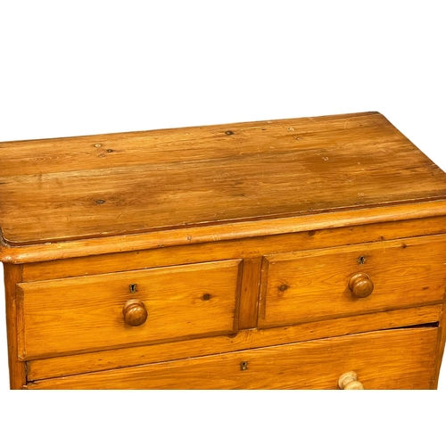 898 - A Victorian pine chest of drawers. 96x46x90cm