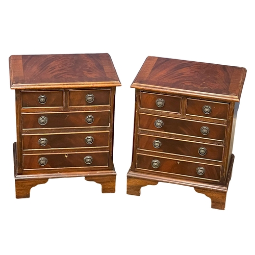 899 - A pair of small Georgian style mahogany chests of 5 drawers. 43x30x51cm