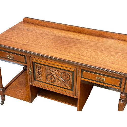 912 - An Edwardian mahogany dressing table. 132x59x82cm.