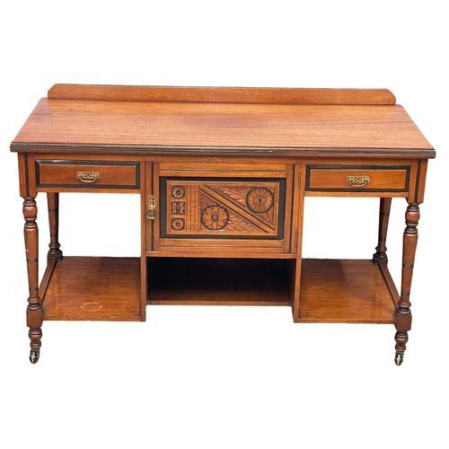 912 - An Edwardian mahogany dressing table. 132x59x82cm.