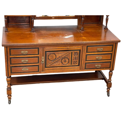 913 - An Edwardian mahogany dressing table. 133x162x59cm