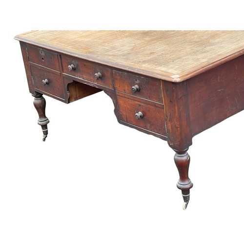 918 - A large Victorian mahogany partners desk. 154x107x76cm