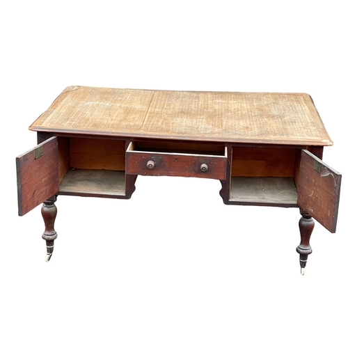 918 - A large Victorian mahogany partners desk. 154x107x76cm