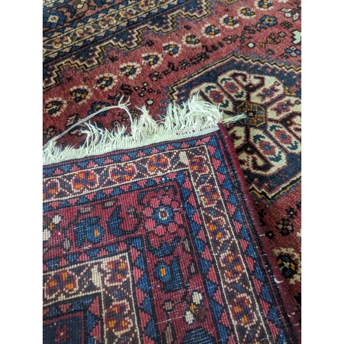 940 - A good quality vintage Middle Eastern hand knotted rug. 103x162cm