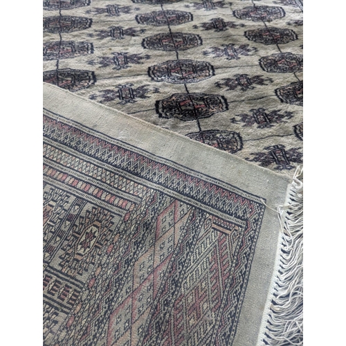 941 - A large good quality vintage Middle Eastern rug.161x251cm