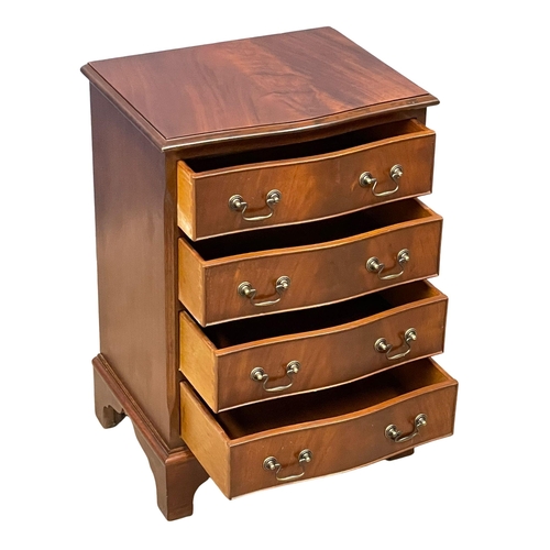 946 - A small Georgian style mahogany serpentine front chest of drawers. 50x39x72cm