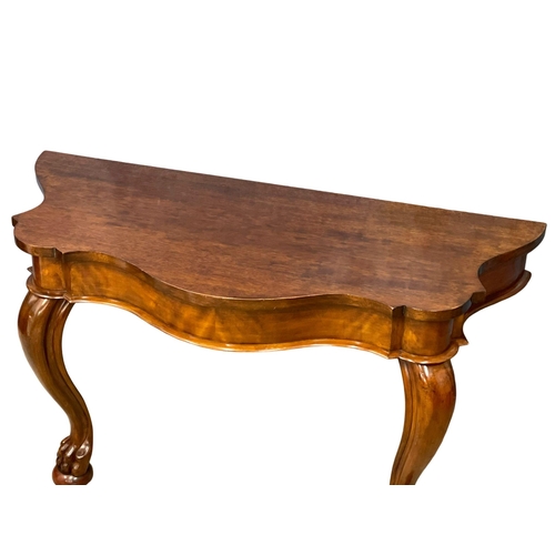 953 - A Victorian mahogany console table on lion paw feet. 123x54x70cm