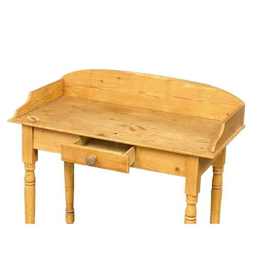 984 - A Victorian pine washstand with drawer. 91.5x46x90.5cm