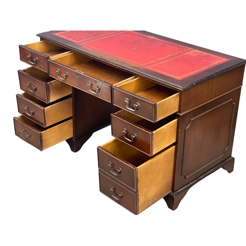 986 - A Georgian style mahogany pedestal desk with leather top. 122x61x75cm