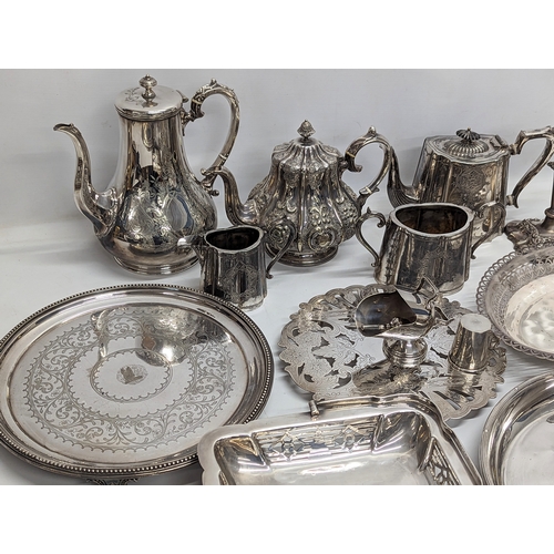 780G - A quantity of late 19th and early 20th century silver plate.