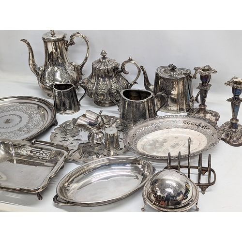 780G - A quantity of late 19th and early 20th century silver plate.