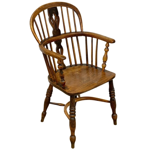 1087 - A mid 19th century Elm Windsor armchair.