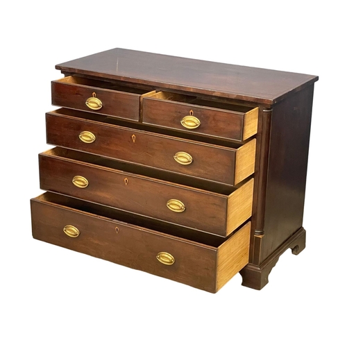 1090 - A good quality George III mahogany chest of drawers on bracket feet. Circa 1800. 110x50x86cm