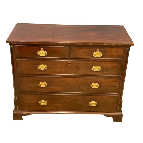 1090 - A good quality George III mahogany chest of drawers on bracket feet. Circa 1800. 110x50x86cm