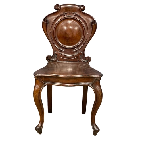 1096 - A good quality Victorian mahogany hall chair on cabriole legs.