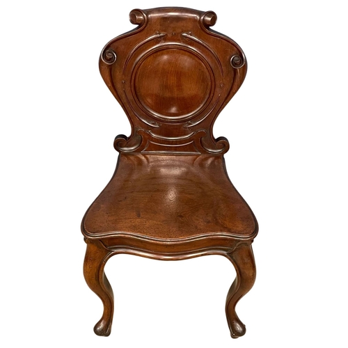 1096 - A good quality Victorian mahogany hall chair on cabriole legs.