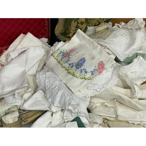 780B - A large quantity of mostly Irish vintage linen, including Shamrock and Richlin.