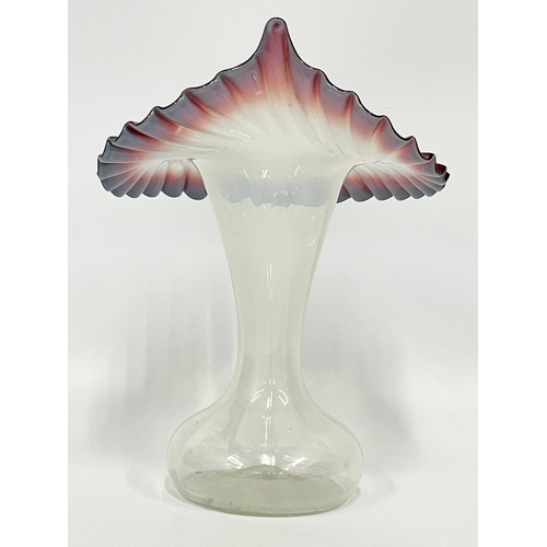 6 - A large vintage Fenton Glass Jack in the Pulpit. 21x18x29cm