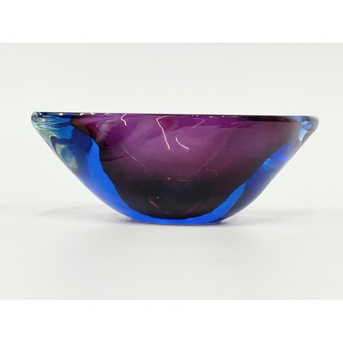 8 - A Murano Sommerso Art Glass finger bowl. 14.5x11x5cm