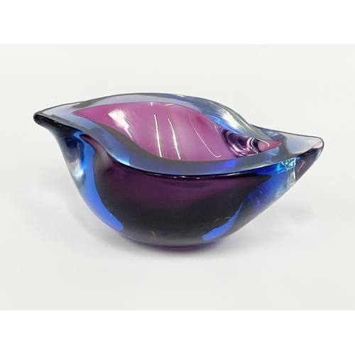 8 - A Murano Sommerso Art Glass finger bowl. 14.5x11x5cm