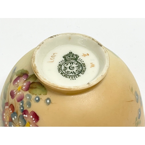 40 - An early 20th century Royal Worcester ‘Blush Ivory’ miniature porcelain jug and bowl. Circa 1907. Bo... 