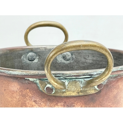 65 - A Victorian copper 2 handled pot. 21x17x13cm