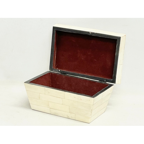 142 - A vintage bone jewellery box. 19.5x12.5x9cm.