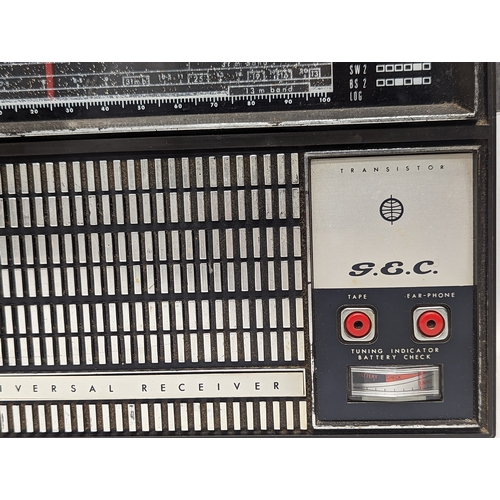 220 - A vintage GEC G820 radio