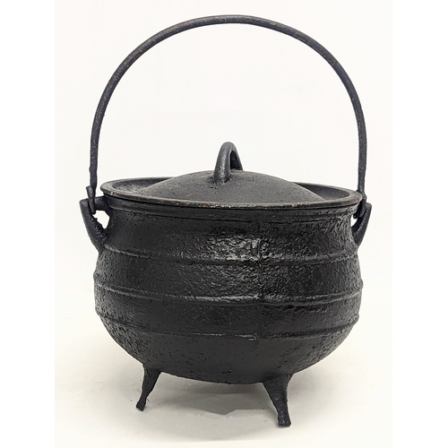 567 - A vintage cast iron cauldron. 22x31cm