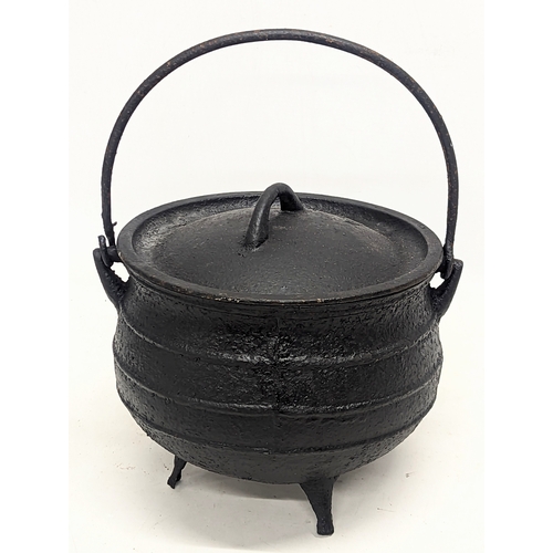 567 - A vintage cast iron cauldron. 22x31cm