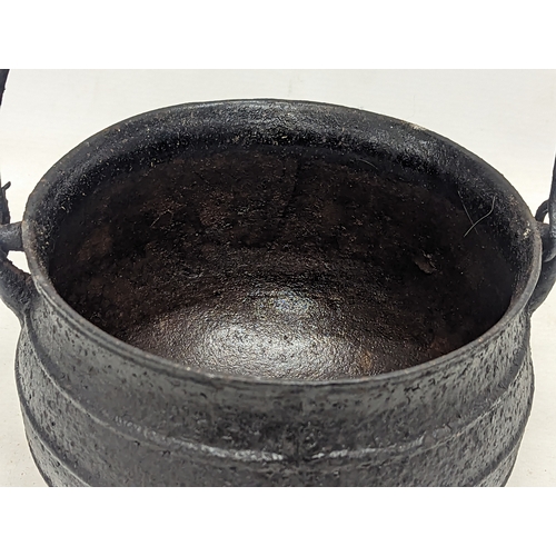 567 - A vintage cast iron cauldron. 22x31cm