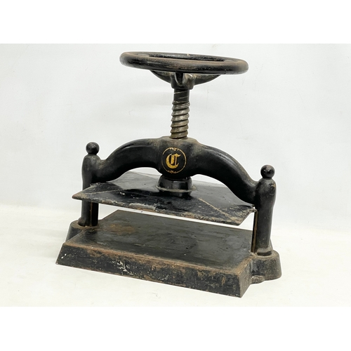 270B - A Victorian cast iron book press. Closed 45x30x31.5cm