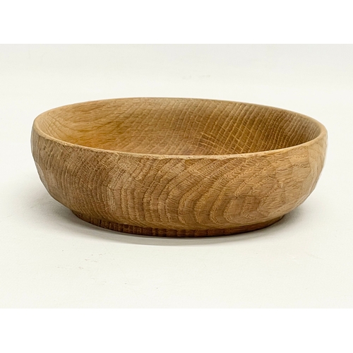 1 - A Robert ‘Mouseman’ Thompson oak bowl. 16x15x4.5cm