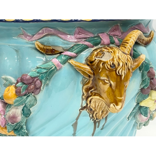 26 - A large Minton’s Majolica rams head jardiniere and platter. Late 19th century. 46x43x35cm.