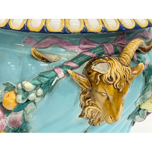 26 - A large Minton’s Majolica rams head jardiniere and platter. Late 19th century. 46x43x35cm.