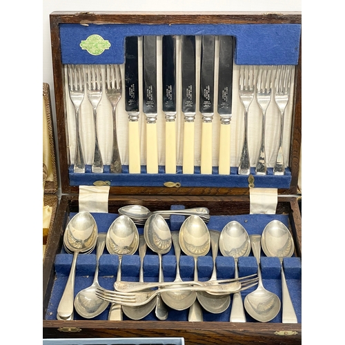 233 - A collection of vintage cutlery sets and a Wedgwood bar set in box. A silver plated cutlery set in o... 