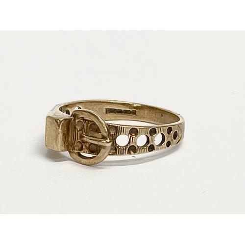 135 - A 9ct gold buckle ring. 1.86g