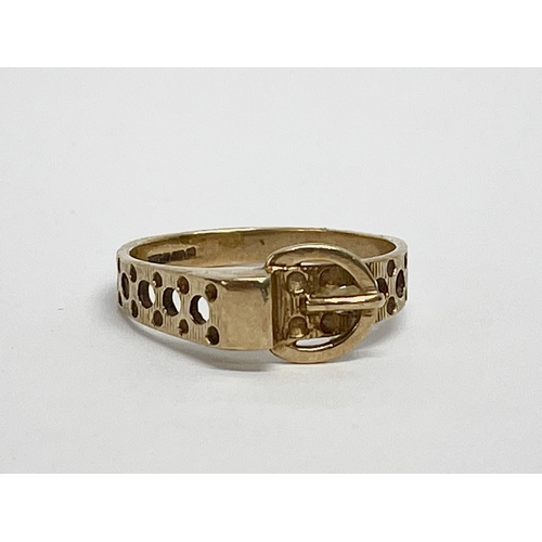 135 - A 9ct gold buckle ring. 1.86g